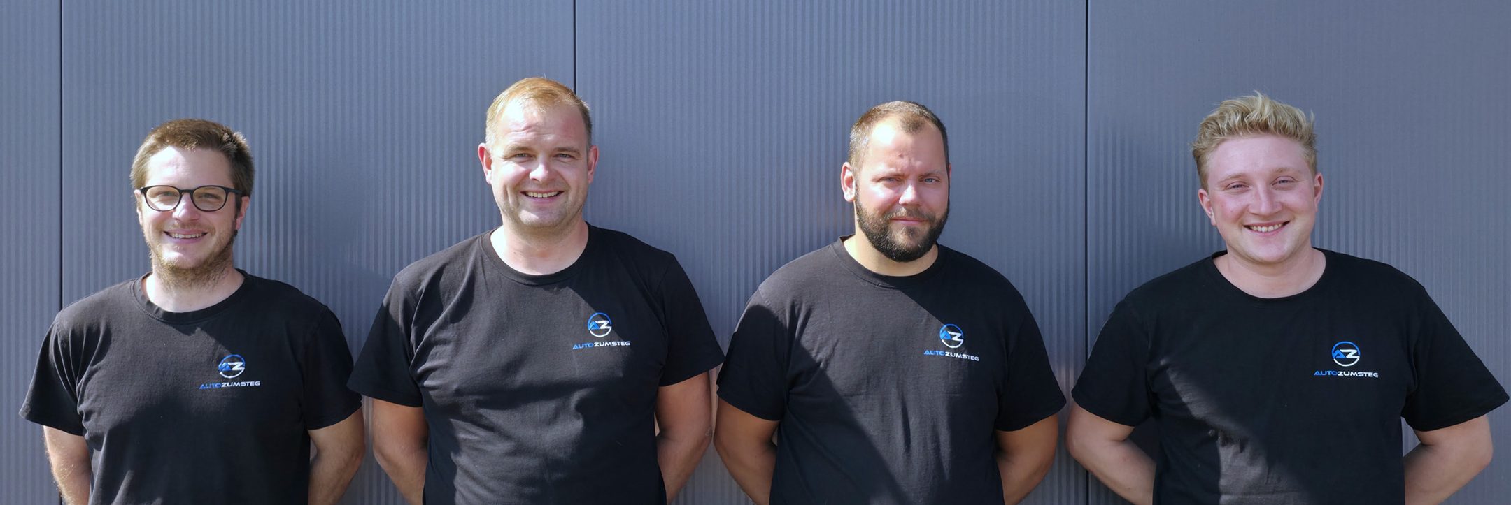 Das Team der Auto Zumsteg GmbH vor der Werkstatt in Möhlin